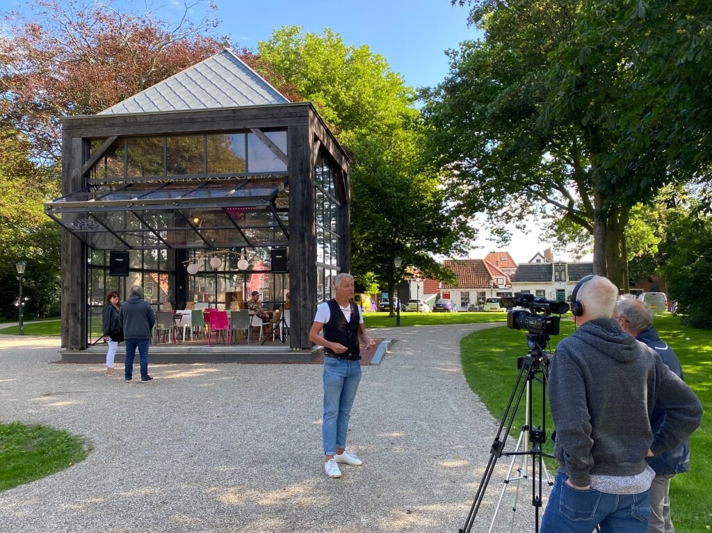 Ronno Honingh vertelt voor de camera van RTV Heemskerk over het Glazen Paleis.