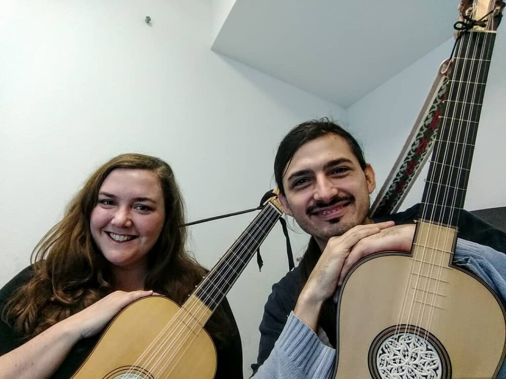 Sofia Pedro en Jonatan Alvarado met gitaar, zang en poëzie. 