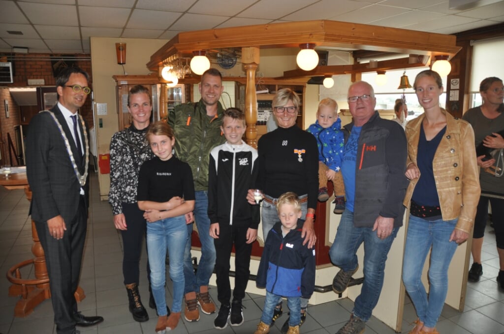 De koninklijk onderscheiden Marloes van der Vis met haar familie en burgemeester Uitdehaag.