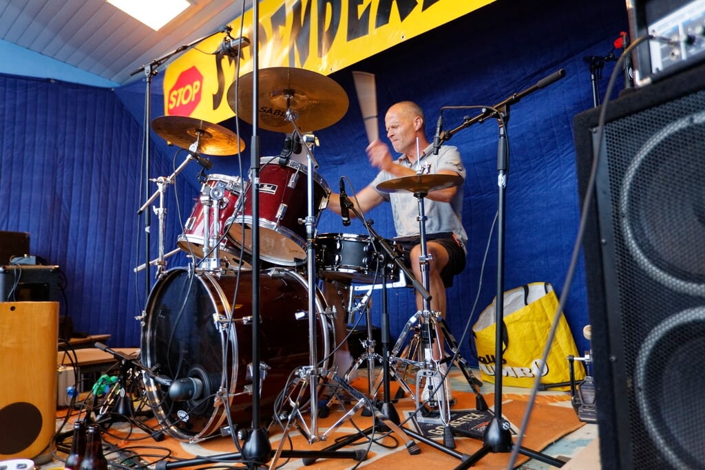 Drummer Sander van Heerwaarden van Random. 