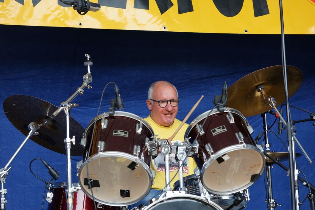Jan Frans Haveman opende Strenderpop met een drumsolo. 