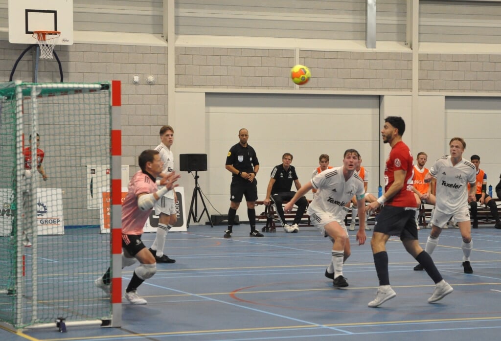 Ali Smit tijdens het verdedigen van het doel van Texel Futsal.