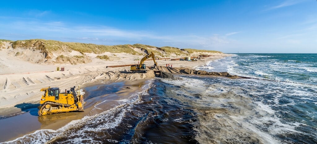 Al tientallen jaren geldt zandsuppletie als de belangrijkste remedie tegen kustafslag.
