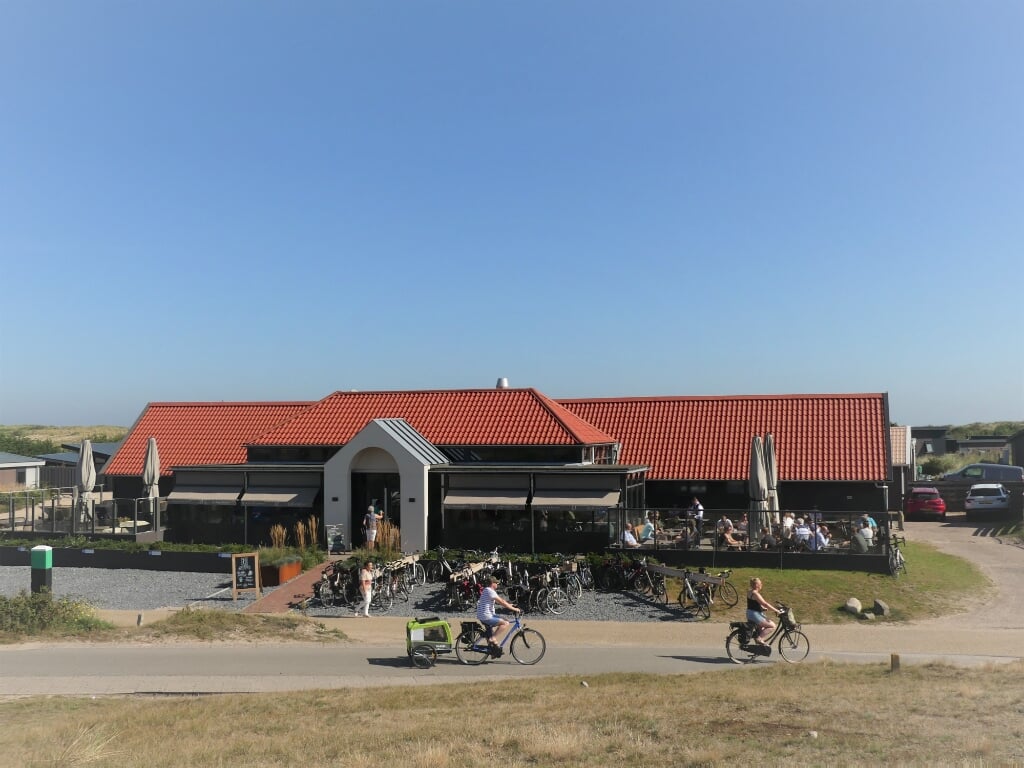 Het terras van Restaurant RJ aan de Vuurtorenweg nabij De Cocksdorp.