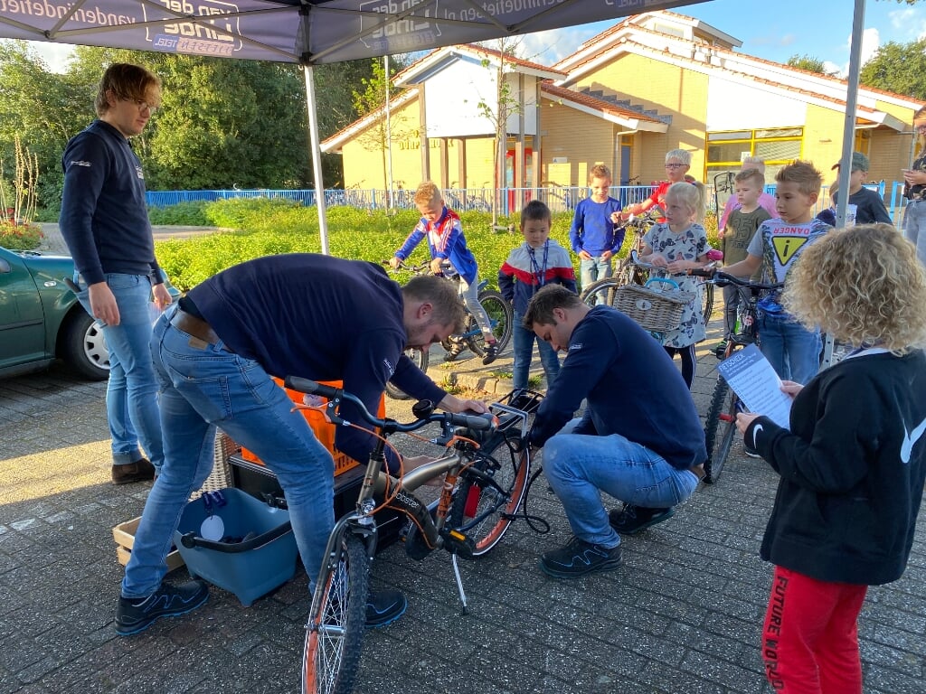 Medewerkers van Van der Linde fietsen controleren fietsen op Durperhonk. 
