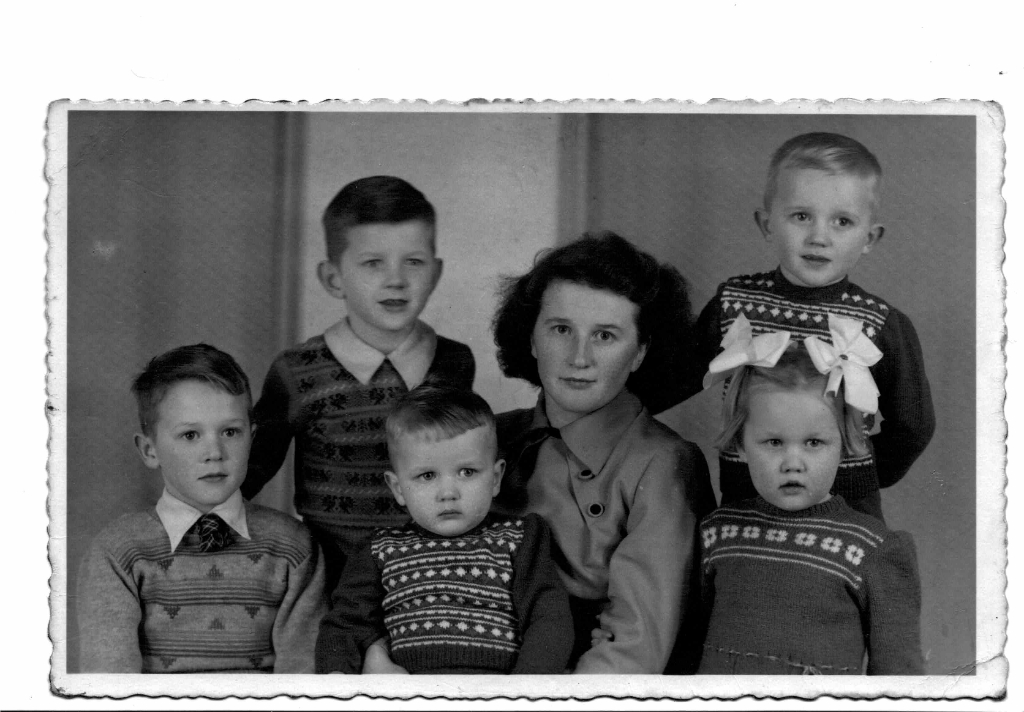 Annie Nooij met haar vijf oudste kinderen. Rechts achter Cor van Heerwaarden. 