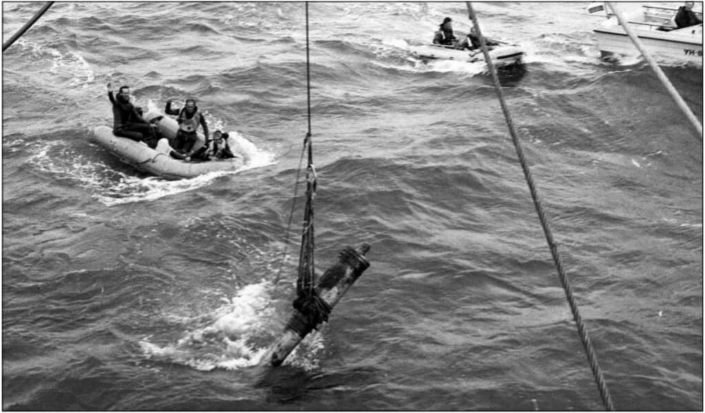 1985: Texelse duikers halen het kanon van oorlogsschip De Rob, gezonken in 1640, boven water. 