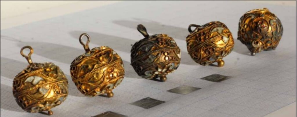 Pomanders van goud filigraan, behorende bij kleding, gevonden in het Palmhoutwrak.