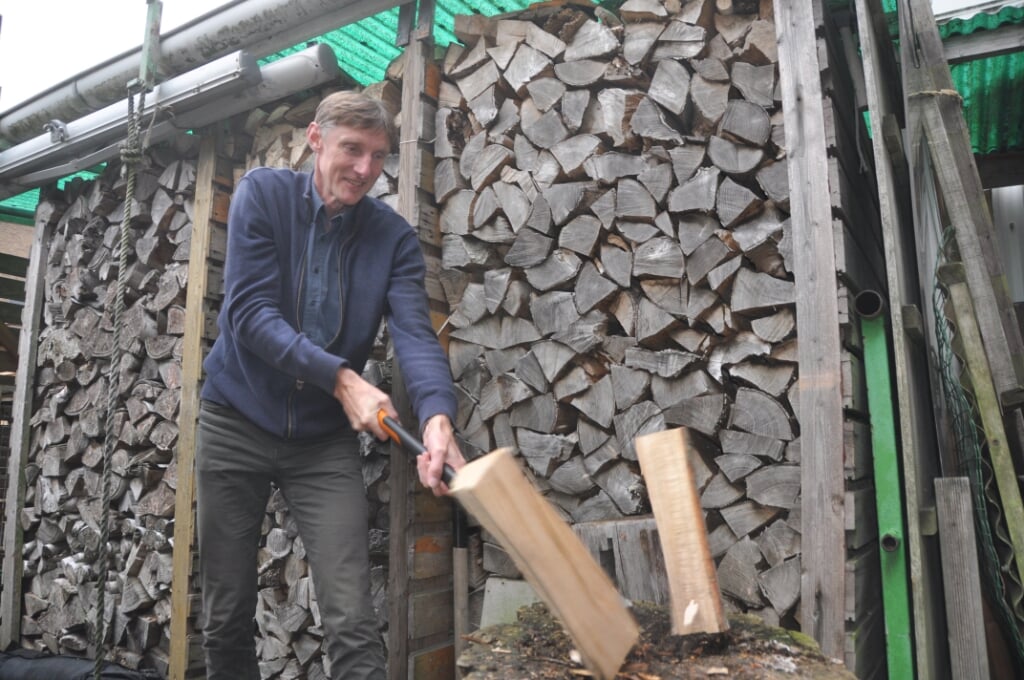 Nico Kikkert: "We hebben een houtkachel en ik ben graag met m’n broer Klaas aan het hout zagen en kloven." 