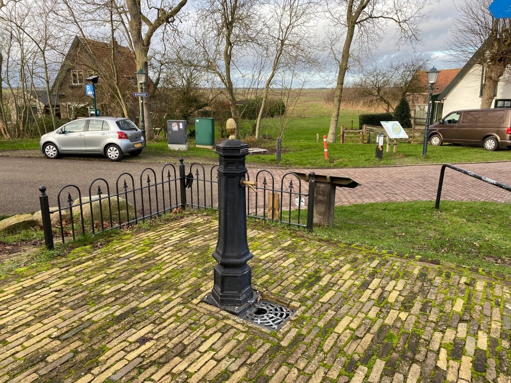 De authentieke waterpomp in De Waal.