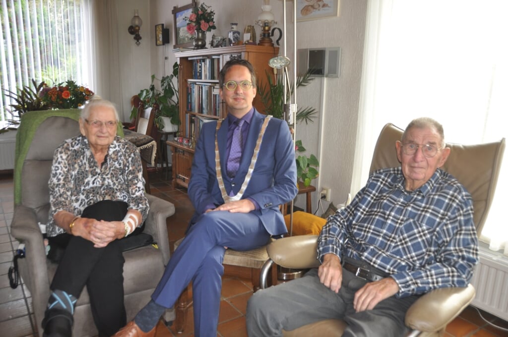 Rinie Houwing, burgemeester Michiel Uitdehaag en Aldert Houwing.