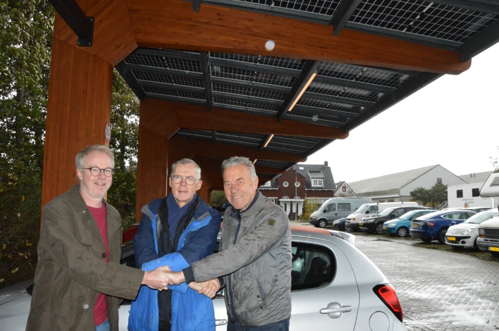 Wouter Methorst, regisseur duurzame energie van de gemeente, wethouder Rikus Kieft en Leo Timmers van Texel Energie bezegelen de samenwerking. 