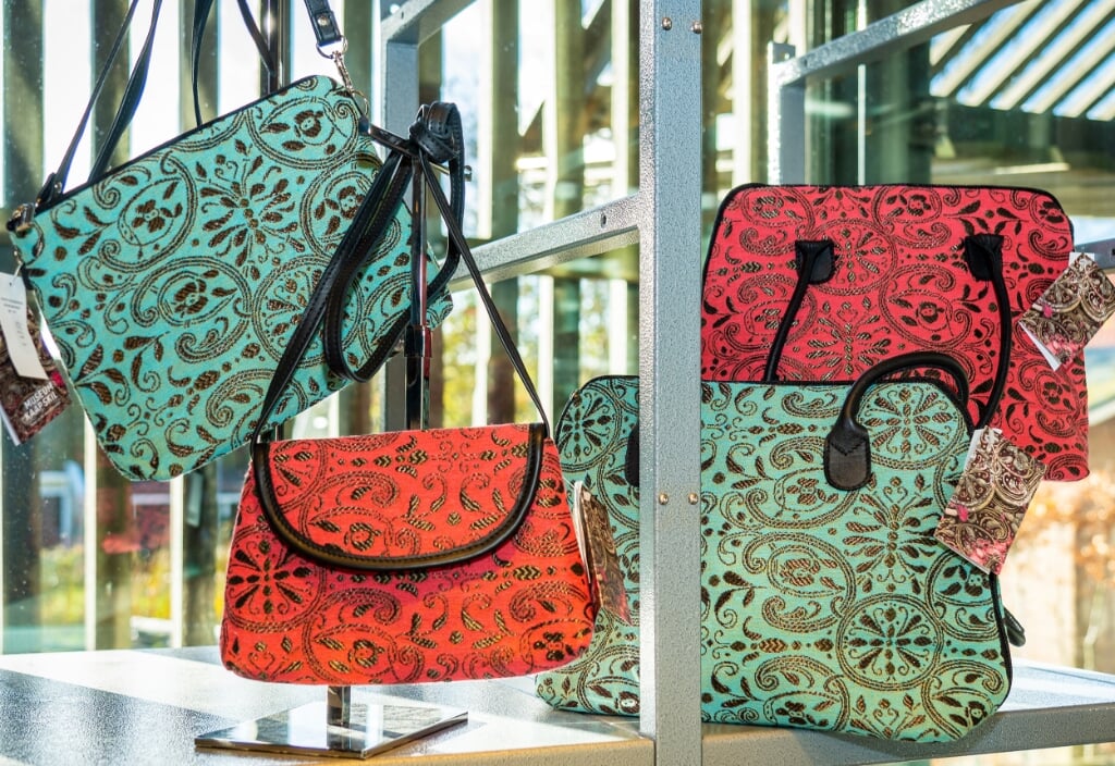Voorbeelden van de ambachtelijk gemaakte tassen