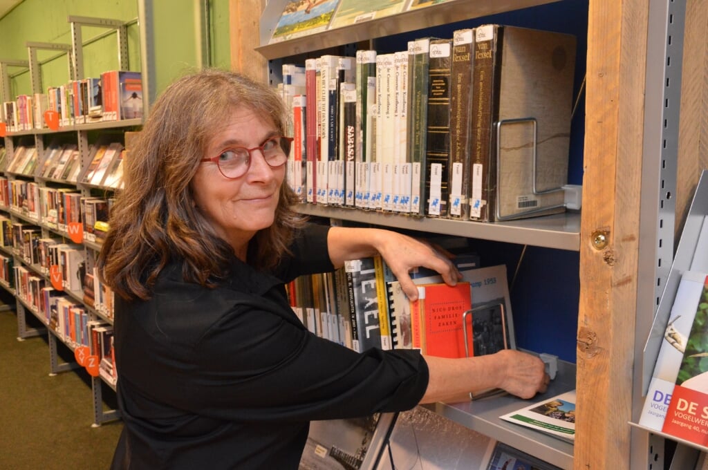 Frieda van Sambeek bij de door haar gekoesterde verzameling Texelse boeken in de bibliotheek. N 44 jaar zwaait ze nu af. 