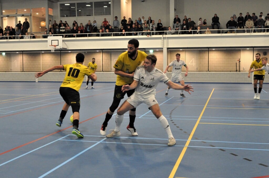 De zaalvoetballers van Texel Futsal in actie tegen AV Lebo.
