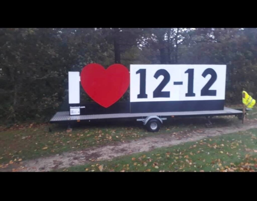 De wagen van I Love Texel, voor de gelegenheid omgebouwd door I Love 12-12.