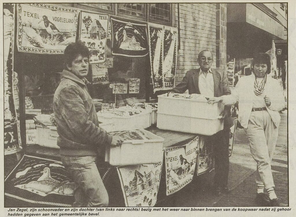 Jan met schoonvader Ab van der Schans en dochter Monique in de Texelse Courant van 27 april 1984.