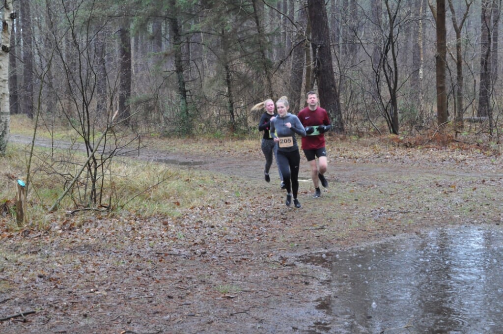 Regen, modder en plassen zondag tijdens de Turfveld Wintercross. 
