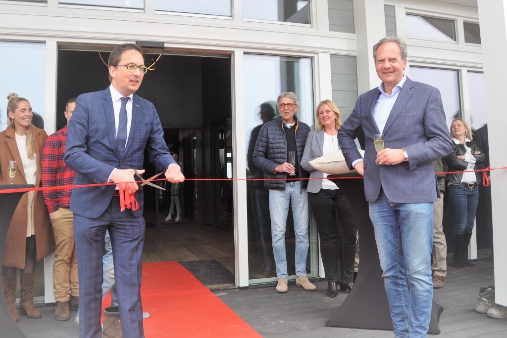 Burgemeester Uitdehaag en Iwan Groothuis bij de opening van het nieuwe Hanenhuus.