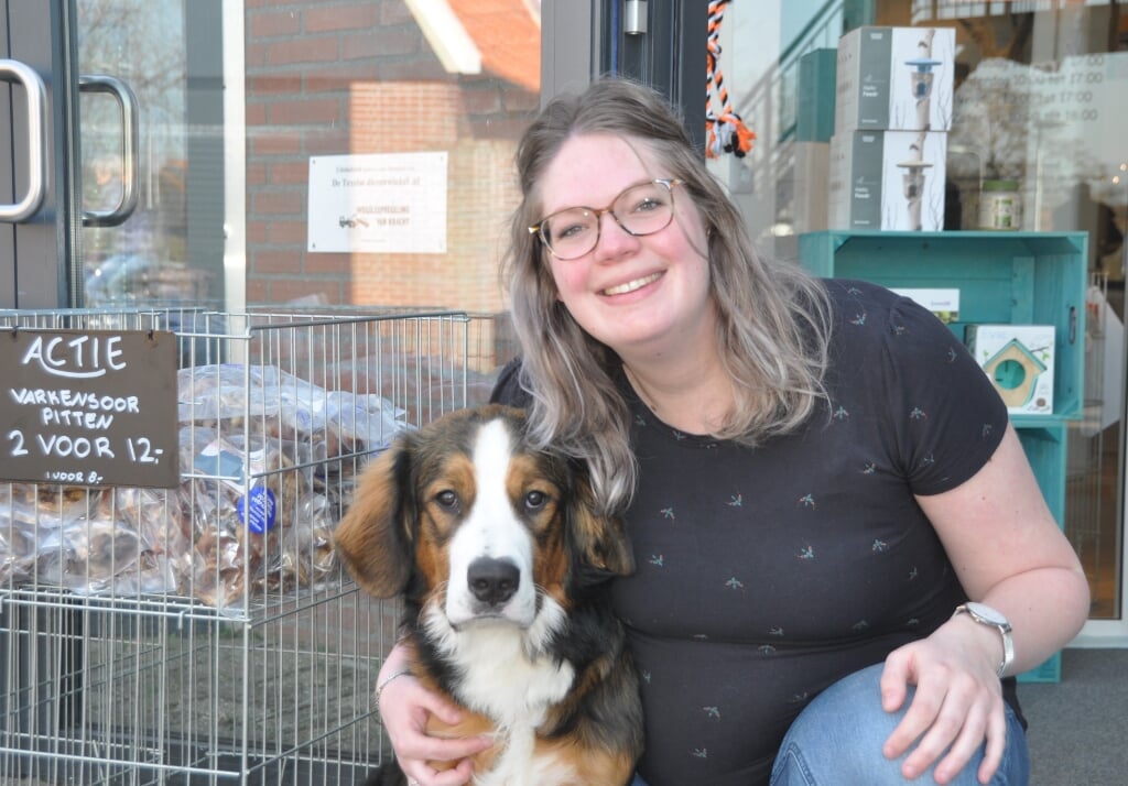 Celina Groenendijk met puppy en 'dierenwinkelhond' Bello.