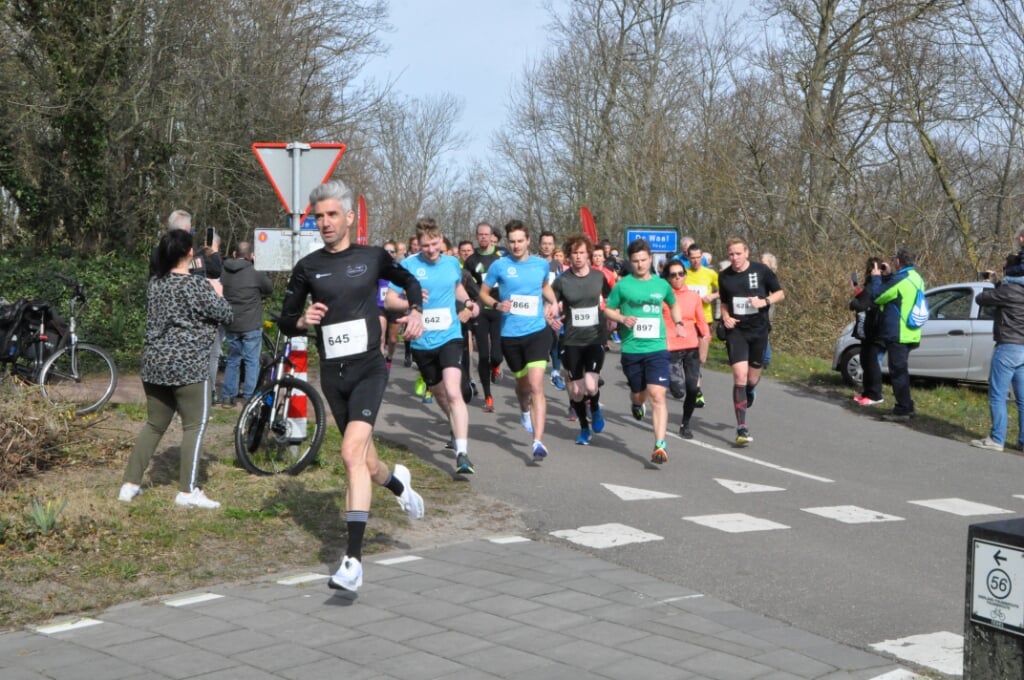 Start van de Halve Marathon van De Waal.