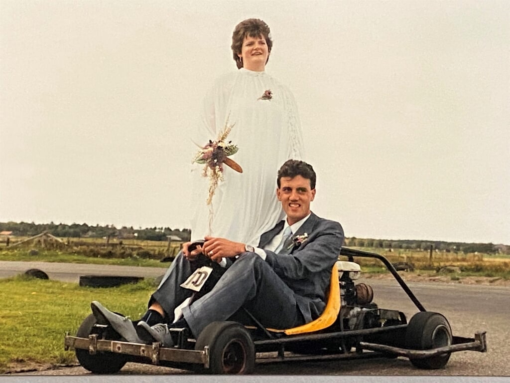 Trouwfoto van George en Bea Dekker, gemaakt op de kartingbaan. 