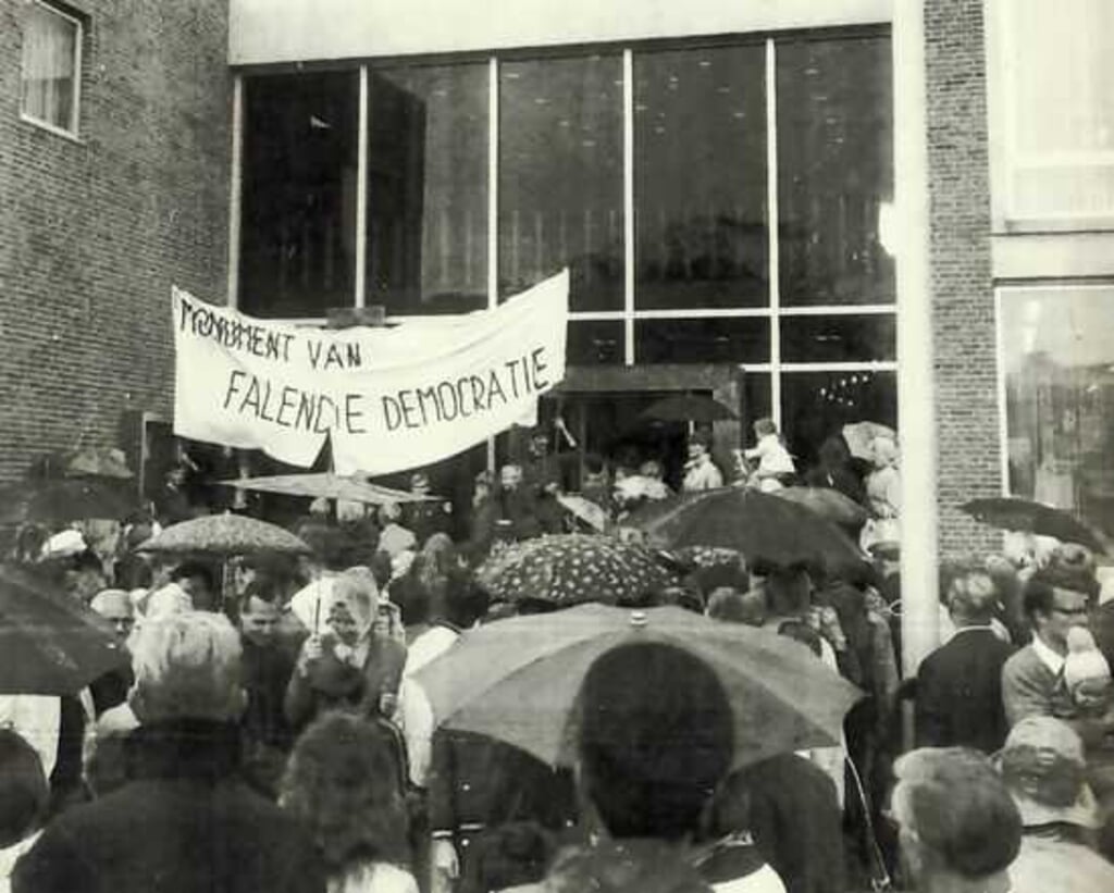 1970: Demonstratie bij de opening van het raadhuis. Onder: de brief van Kees Jaap Harting. 