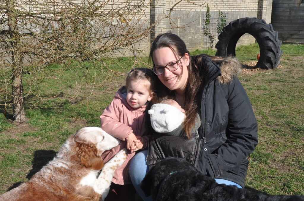 Cindy de Ridder, samen met haar dochters Hanna en Lauren plus honden Polly en Bartje.