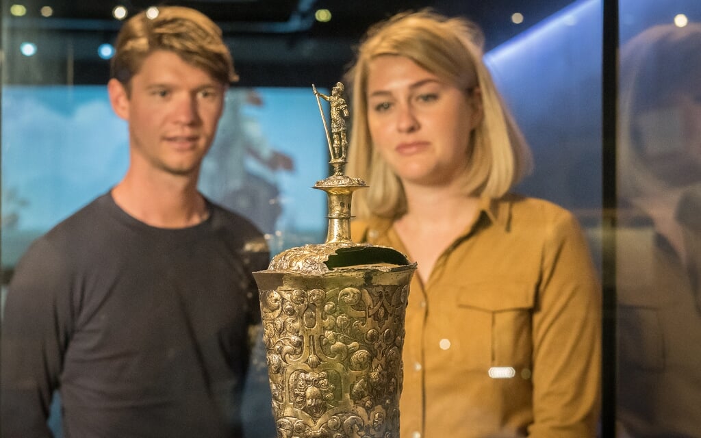 Bewondering voor een van de vele vondsten, gedaan op de Reede van Texel (Foto: Stephan Krofft/Stichting Texels Museum)