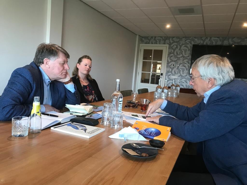 LTO-voorzitter Sjaak van der Tak in gesprek met Han Lindeboom. In het midden bestuurslid Isabel Boschma - Van der Star van LTO Texel. 