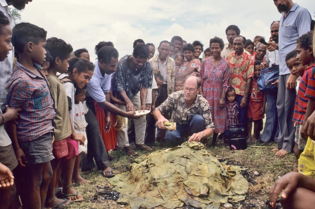 Harry de Graaf te midden van de Papoea's in Nieuw Guinea