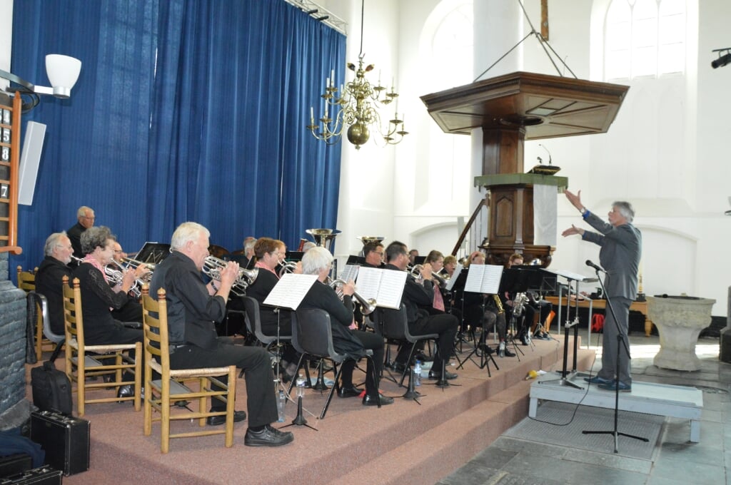 KTF onder leiding van Simon Boerke tijdens het voorjaarsconcert in De Burght. 