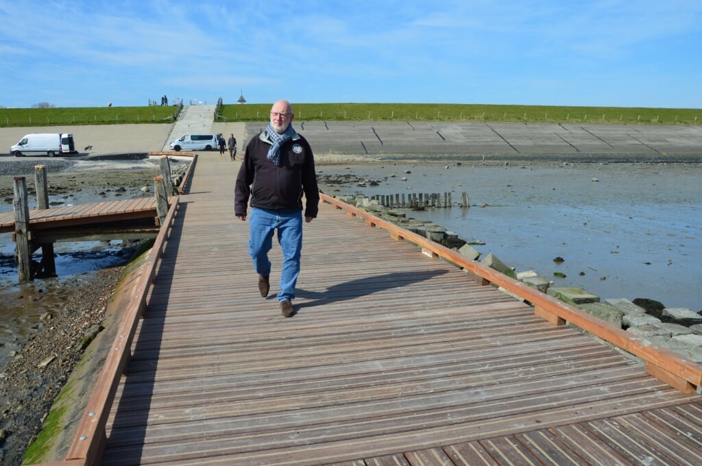 Wil Homan, voorzitter van Stichting Waterrijke Perspectieven, op het gerenoveerde Landhoofd Het Noorden bij De Cocksdorp. 