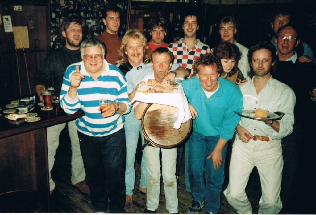 De biljartclub van De Kuip in 1989. 