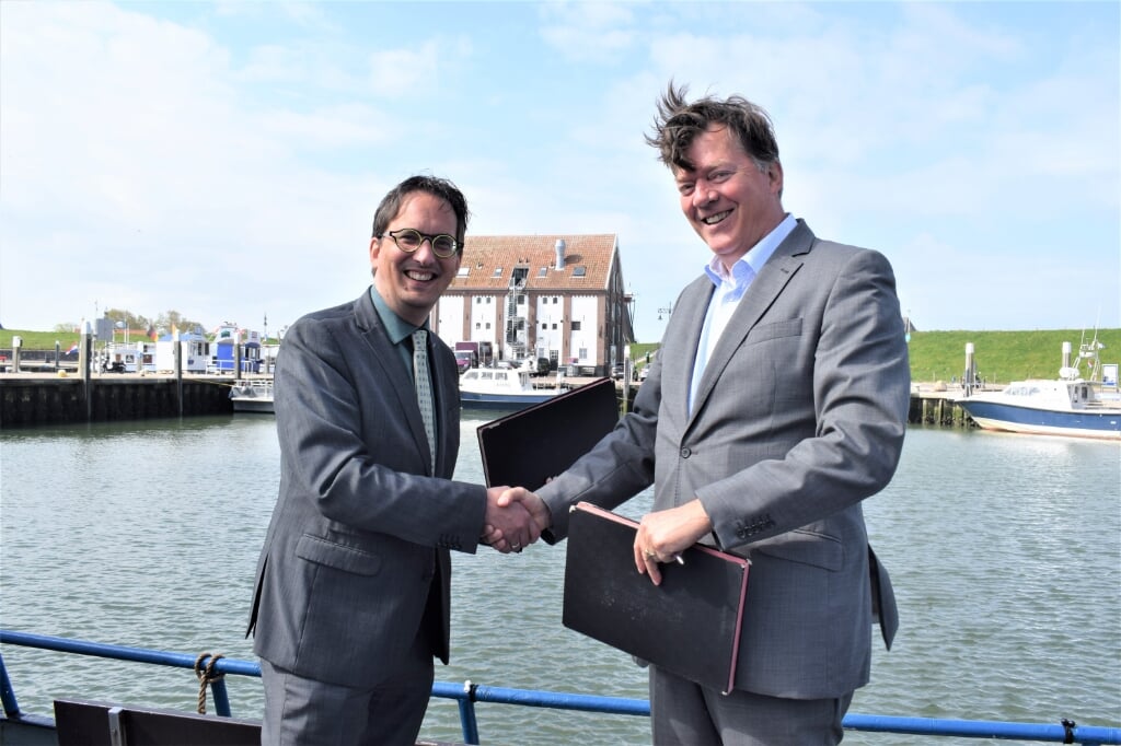 Burgemeester Uitdehaag en voorzitter Minderhoud bezegelen de overeenkomst (Foto: Henk Cornelissen)