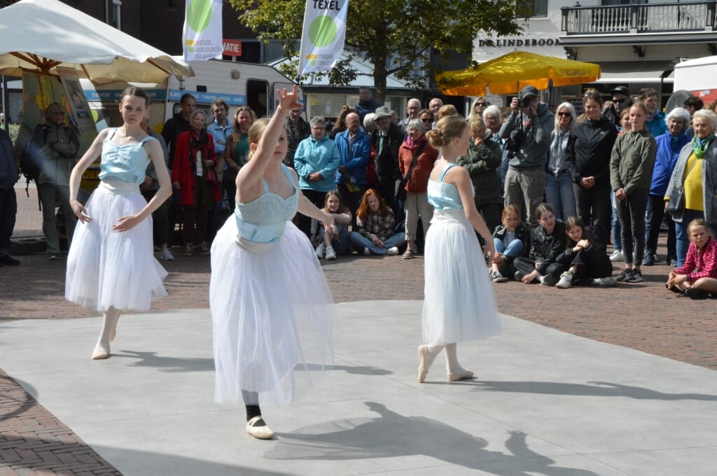 Uitmarkt: Demonstratie door balletdanseressen van Artex. 