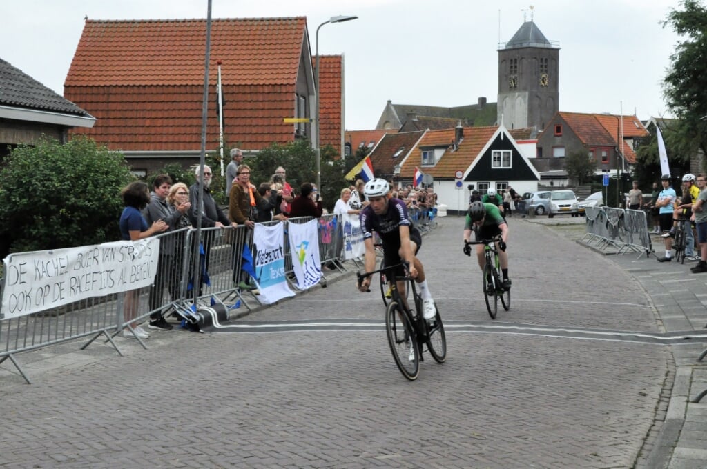 Wielrenners strijden zaterdag tijdens de tiende Ronde van Oosterend. 