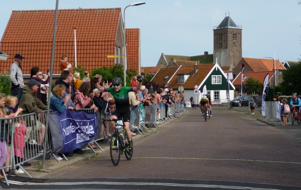 Dave Huijsman pakt zijn derde overwinning in de Ronde van Oosterend. 
