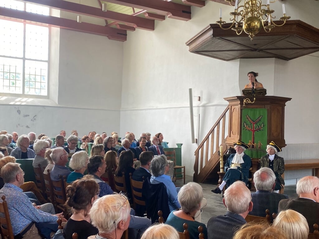 Femke Halsema houdt de Maartenskerk in Oosterend de Rede van Texel.