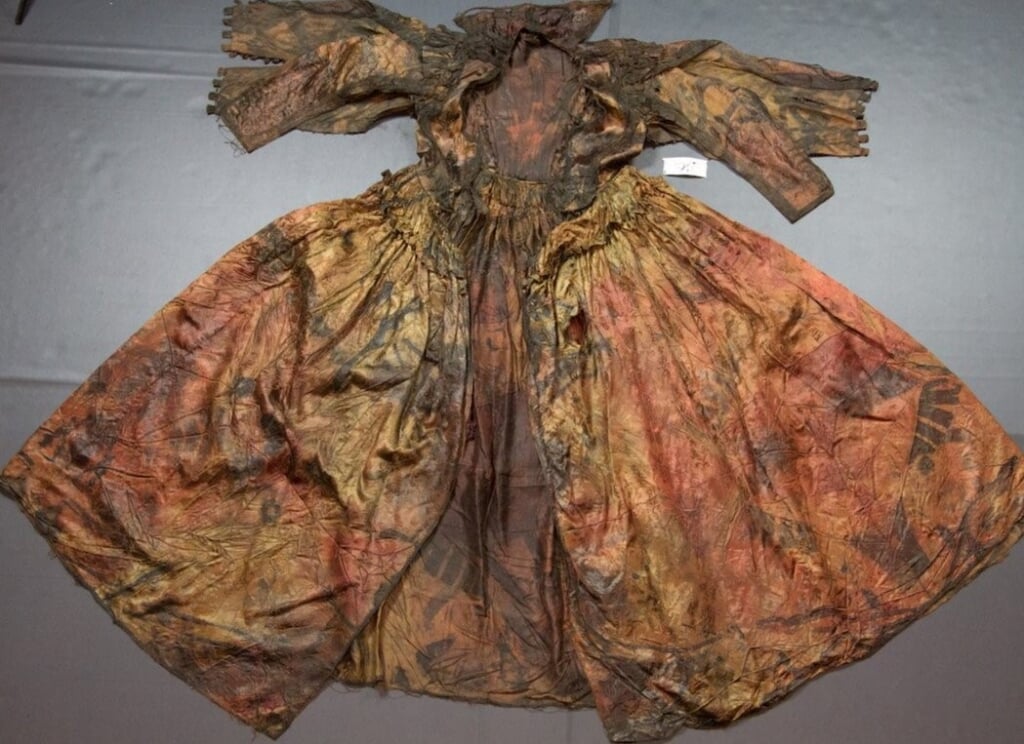 De 17e eeuwse jurk die werd opgedoken uit het Palmhoutwrak. 