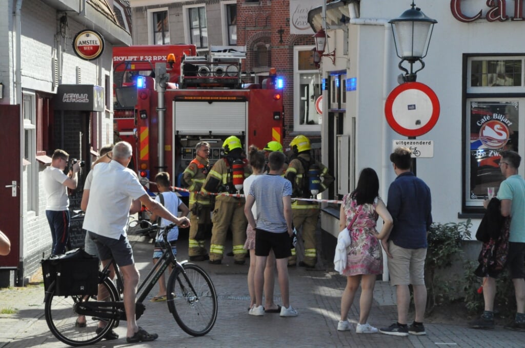 De brandweer in actie in de Zwaanstraat. 