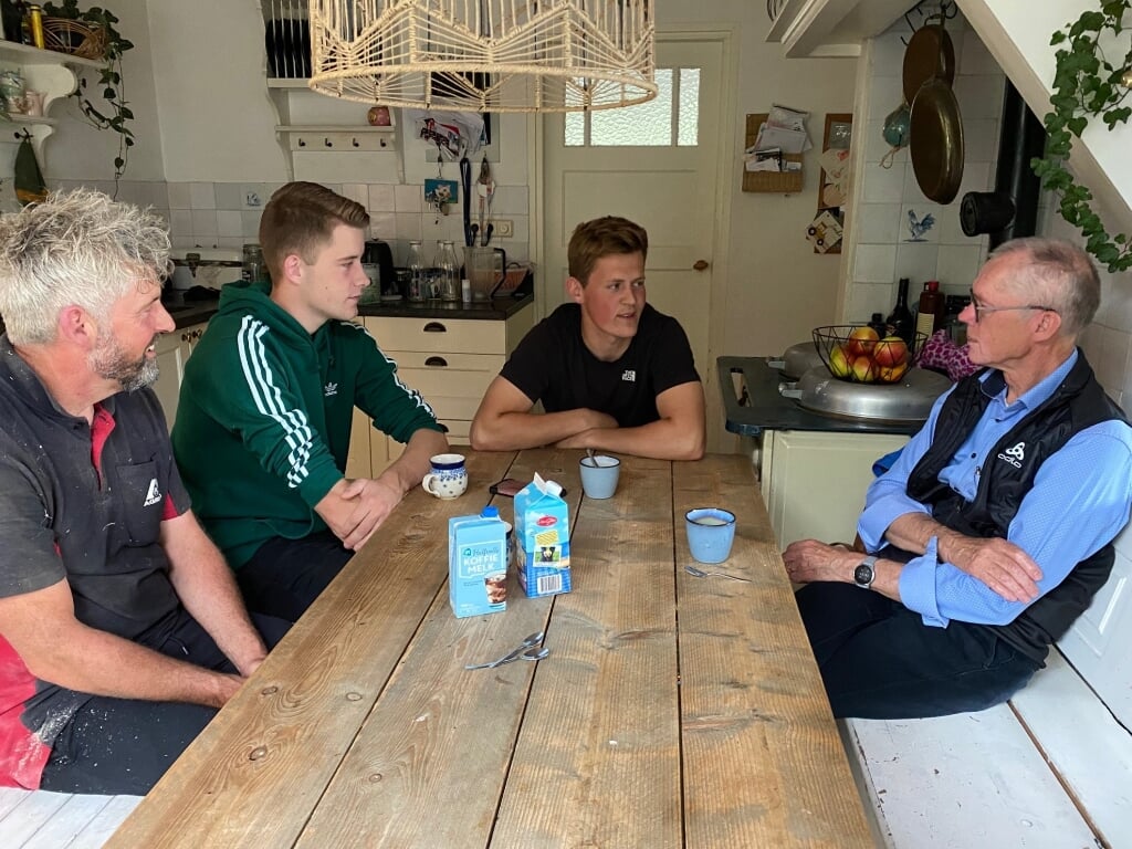 Hans van Exel, Abe van Exel, en Tijs van Exel en wethouder Rikus Kieft in gesprek met elkaar in de keuken van Lou-Christy.