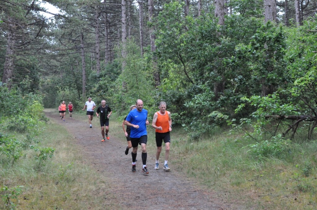 De deelnemers rennen door De Dennen.