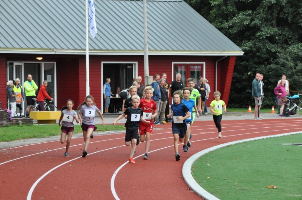 De jeugd in actie op de atletiekbaan in Den Burg.