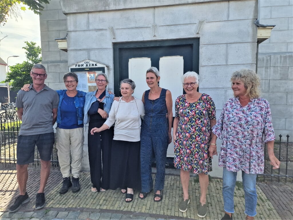 Elfride Schiemann (midden) met de familie Schoo: André, Annelies, Tilly, Ineke, Els en Rietje, bij het kerkje van De Koog. 