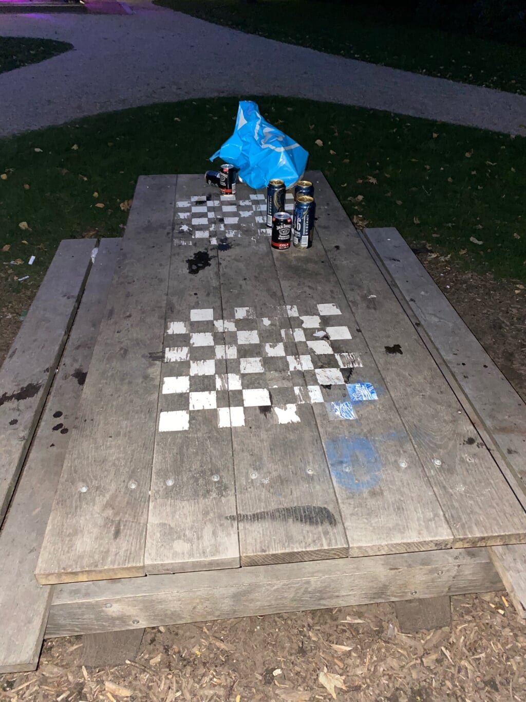 De schaaktafel wordt duidelijk niet alleen gebruikt om te schaken. 