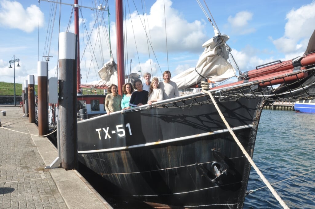 De TX 51 in de haven van Oudeschild, rechts eigenaar Michel van 't Zand.