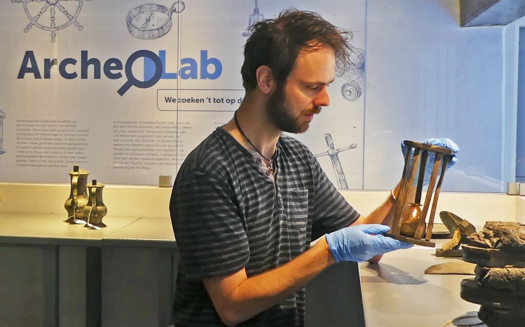 Archeoloog Wytze Stellingwerf aan het werk in het Archeolab bij Museum Kaap Skil