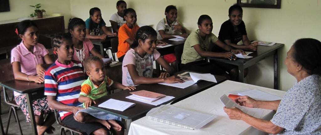 Een klasje Papoeakinderen in een door de stichting gesteund vormingscentrum voor meisjes.