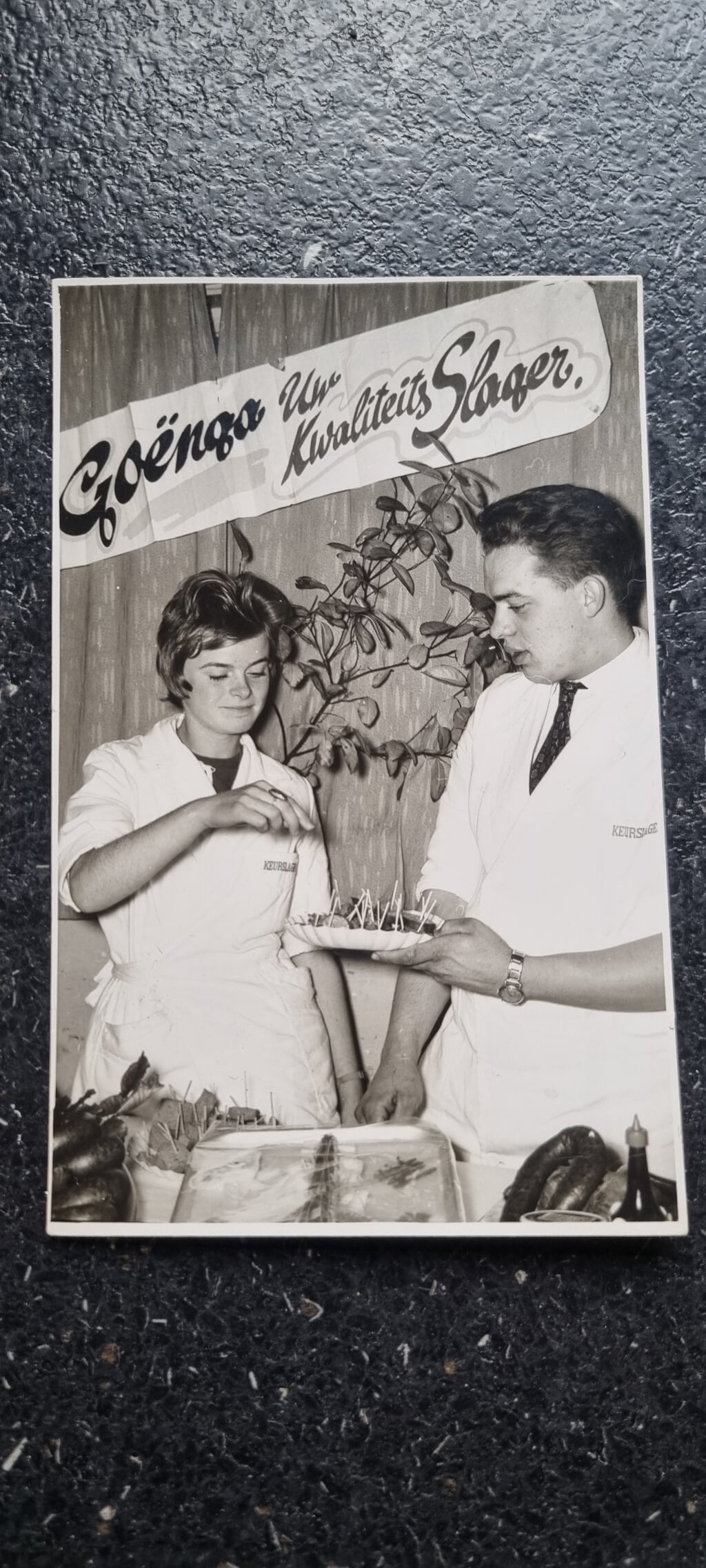 Benna en Willem op een ondernemersbeurs in de jaren zestig.
